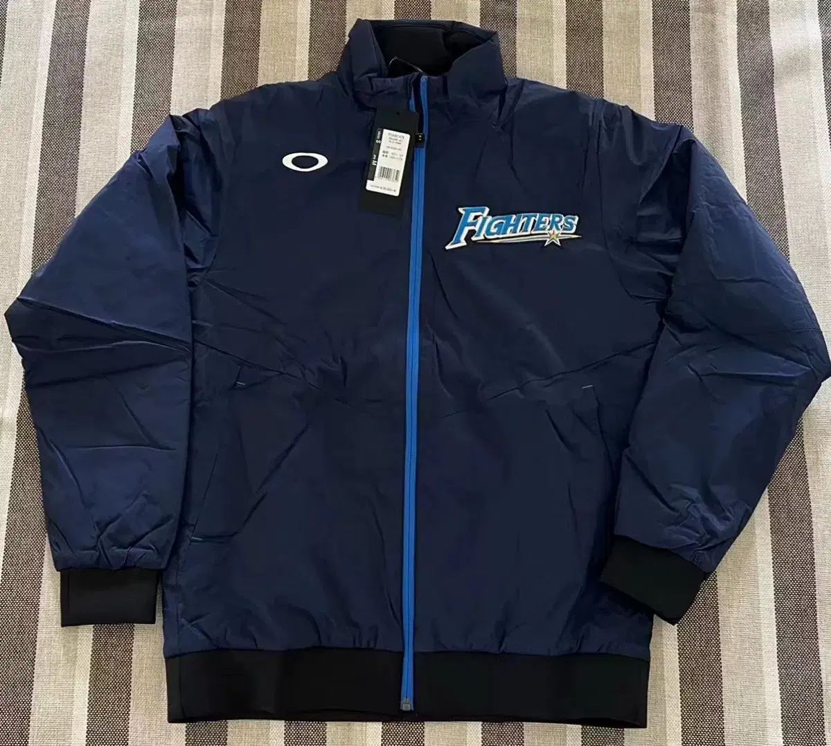 日本ハムファイターズ選手団支給品オークリー ダウン アウター - メルカリ