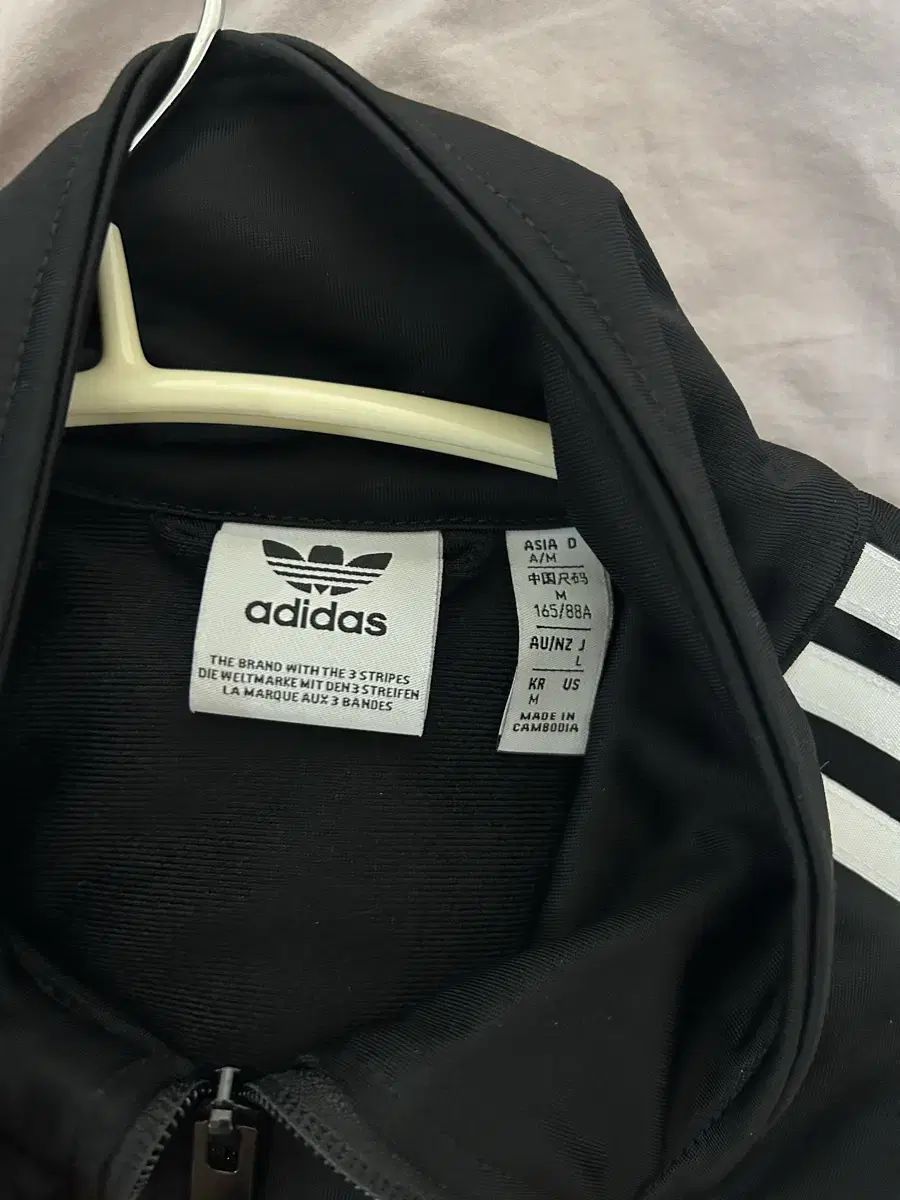 アディダス クロップド ブラック ジャージ - メルカリ