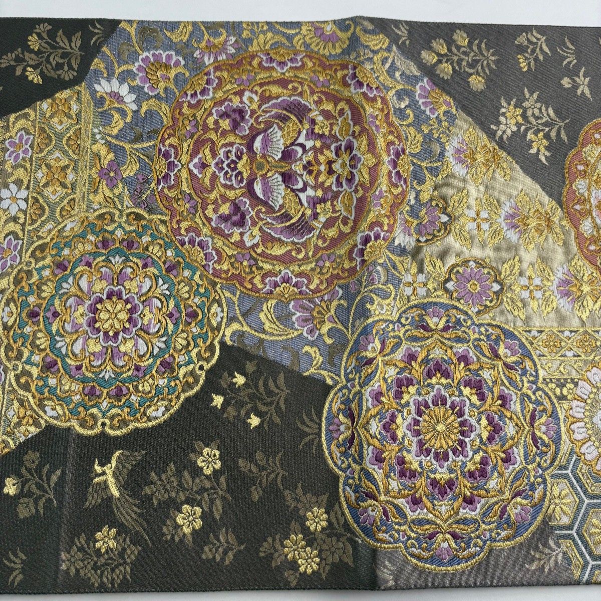 袋帯 美品 逸品 引箔本金紹巴 菱重ね鏡文 金糸 金色 お太鼓柄 正絹 美品】 袋帯 秀品 霞 草花 箔 金糸 山吹茶色 お太鼓柄 正絹｜中古