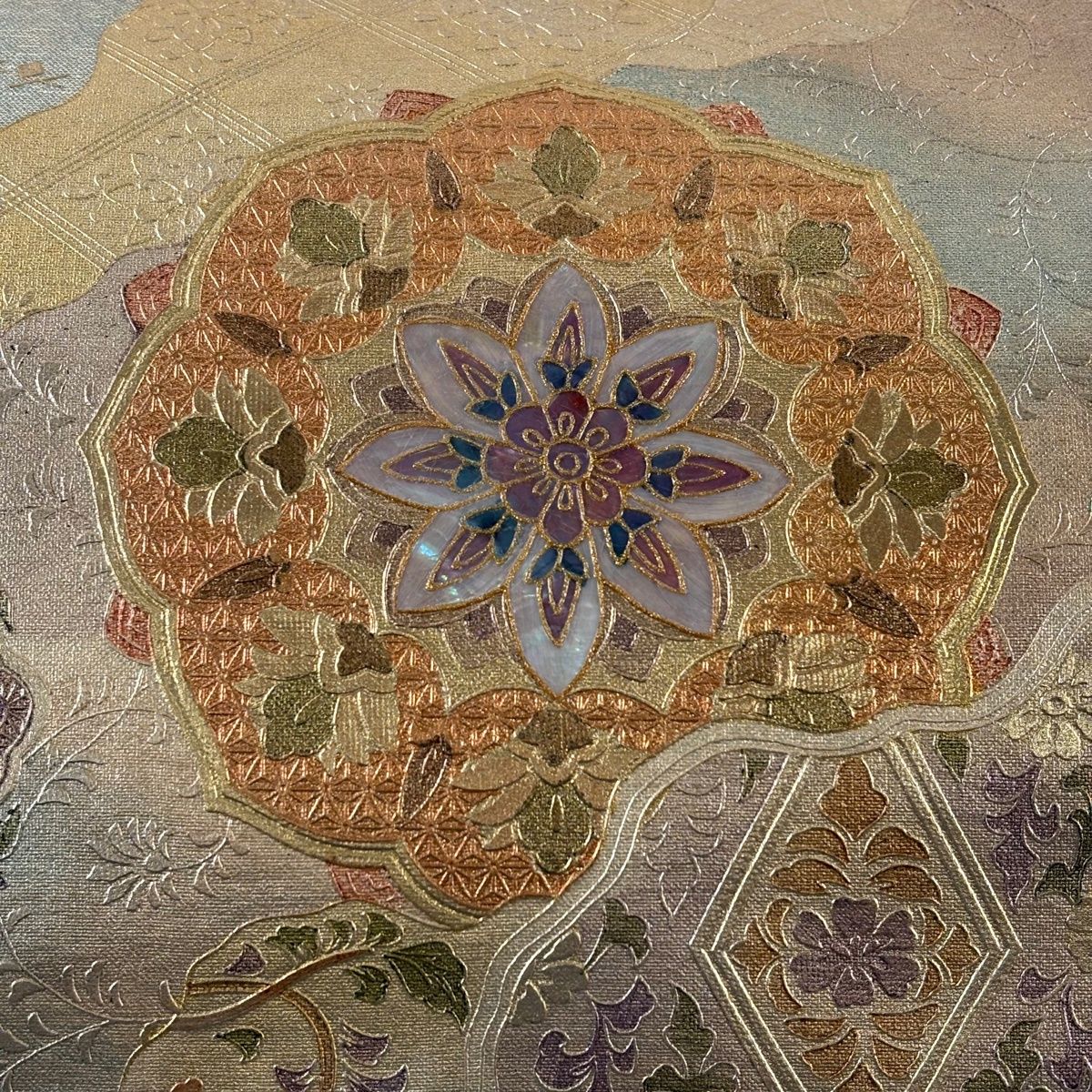 美品】 袋帯 秀品 華文 花菱 螺鈿 刺繍 灰緑 お太鼓柄 正絹 【中古