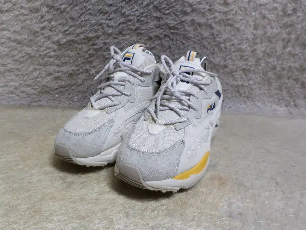240 FILA フィラ ディスラプター ロー ベージュ スニーカー 中古 シューズ