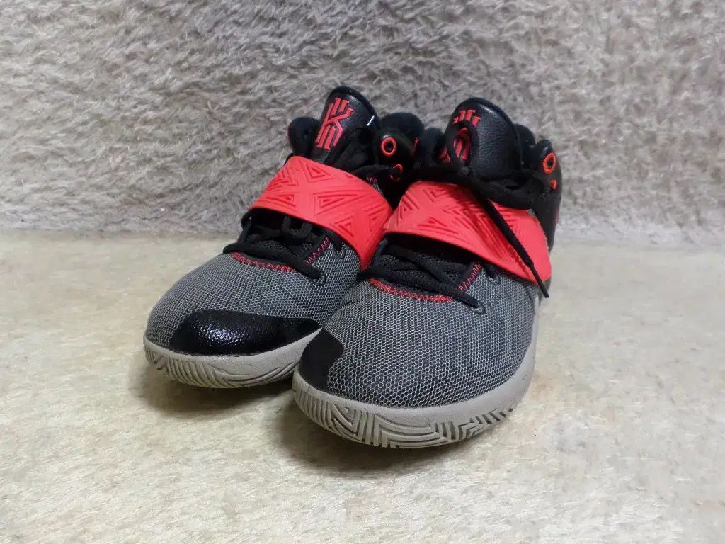 270 NIKE カイリー フライ トラップ3 バスケシューズ 中古 カイリー