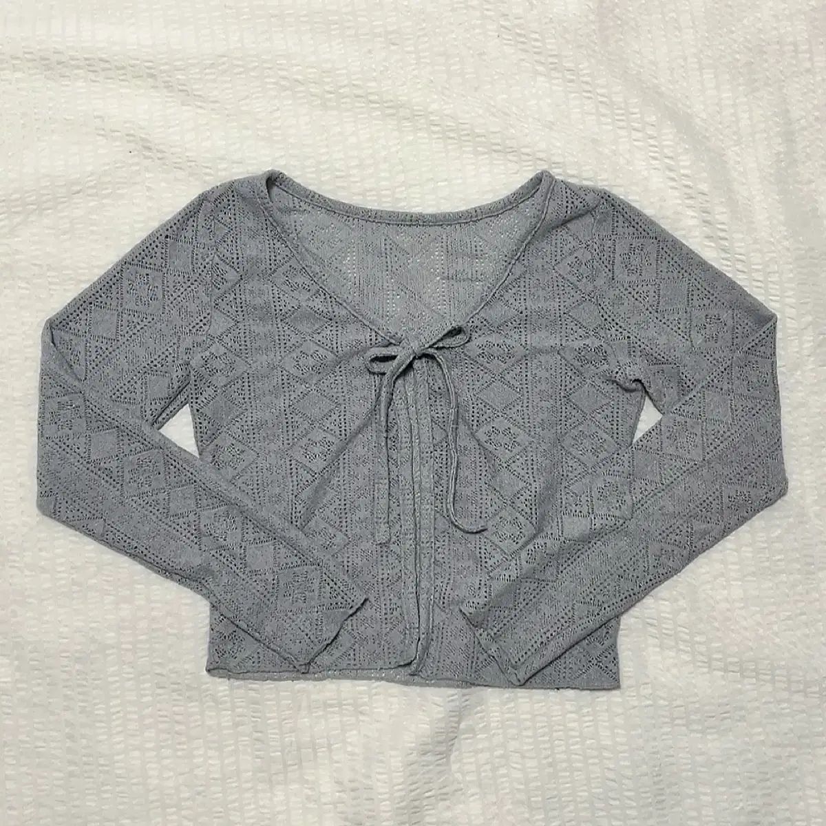 グレー エンブロイダリー リー クロップド ニット カーディガン - メルカリ