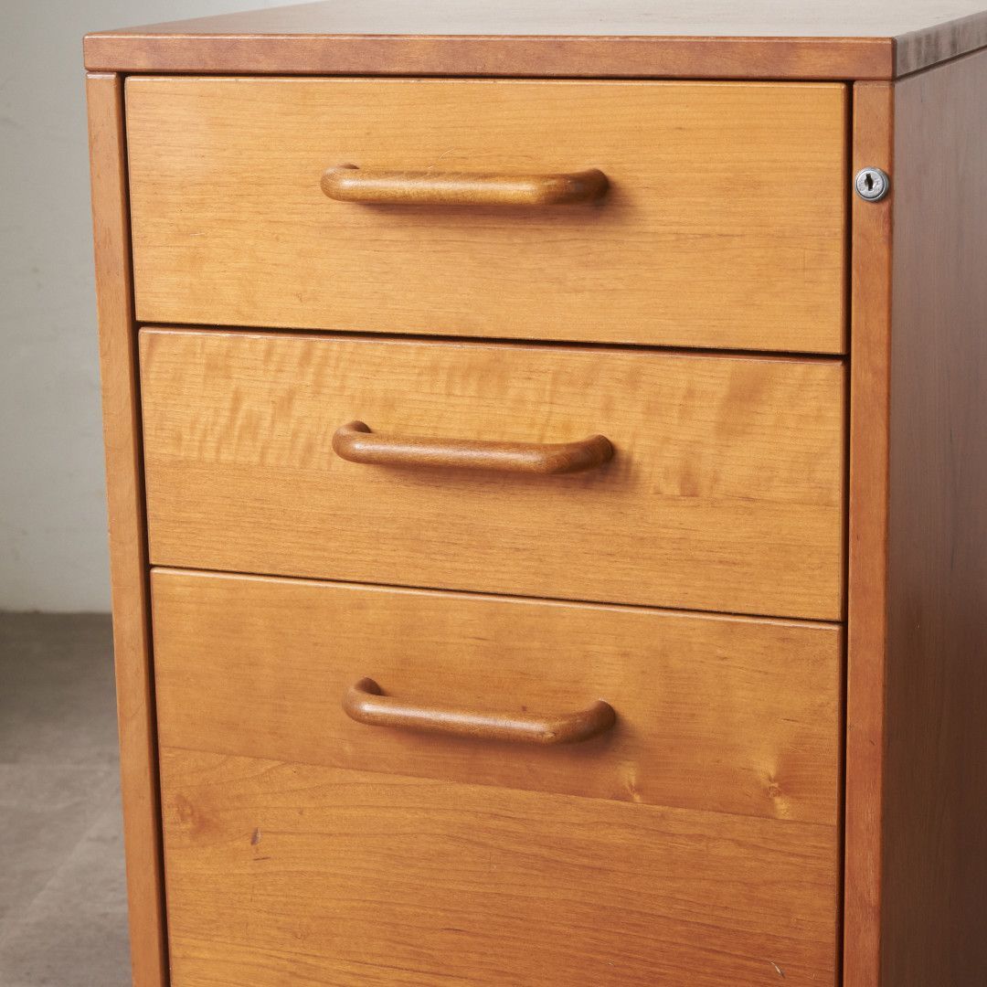 昭和レトロ 木製チェスト デスクワゴン 3段 引き出し収納 古家具 キャスター付 デンマーク製 DENCON デスクワゴン チェスト チェリー 引出し 3段
