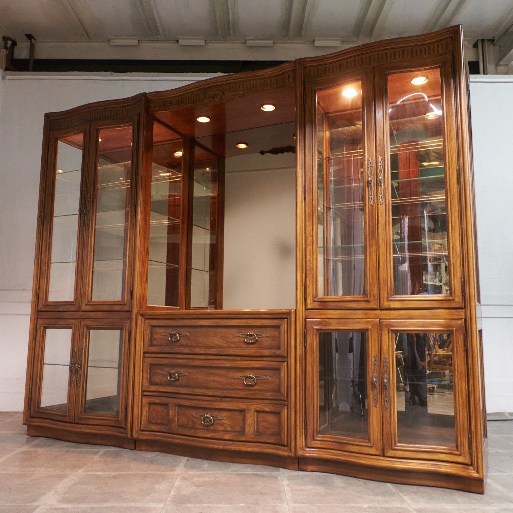 ドレクセルヘリテイジ　照明付きキュリオケース　　 飾り棚/チャイナキャビネット 定200万 DREXEL HERITAGE グランドヴィラ ガラス キャビネット 照明