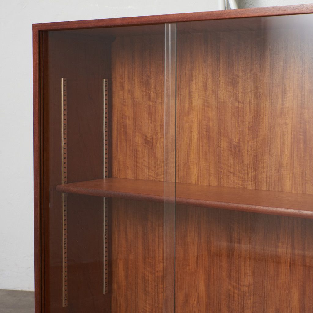 イギリスビンテージ　ガラスキャビネット　ブックシェルフ　サイドボード イギリス ヴィンテージ ナロー ガラス キャビネット チーク 本棚