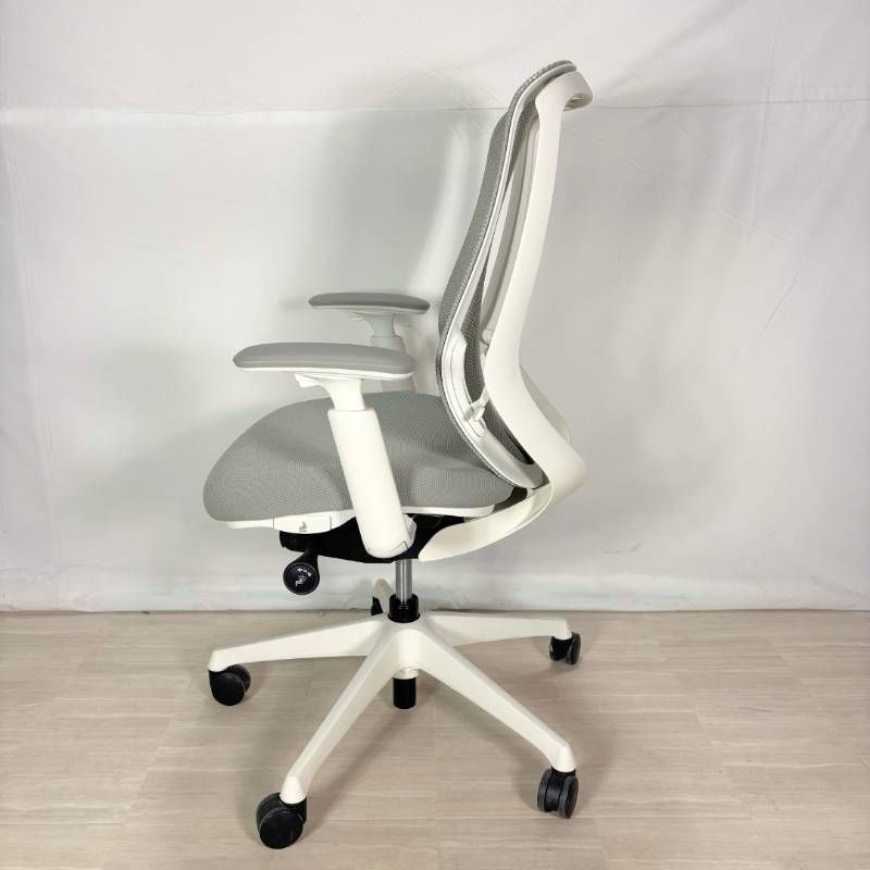 2021年製 オカムラ シルフィー チェア グレー 稼働肘 オフィスチェア