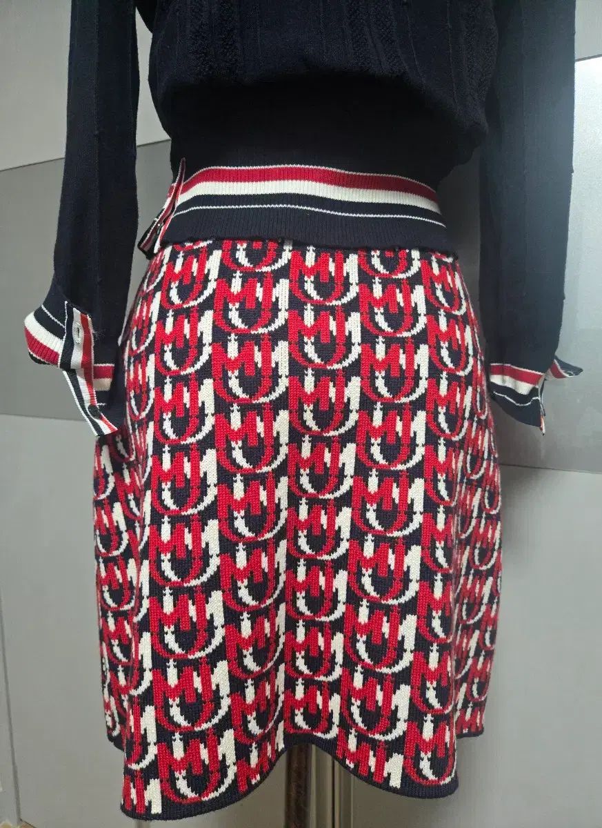 未使用 MIU MIU 総ロゴ ジャガードニットスカート タグ付き MIU MIU ミュウミュウ ロゴデザイン ニット スカート - メルカリ