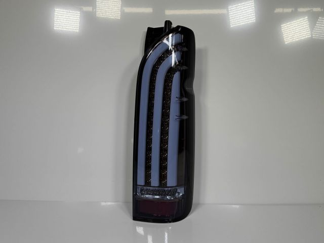 美品/破損キズなし 200系 ハイエース 社外テール LED 右テールランプ