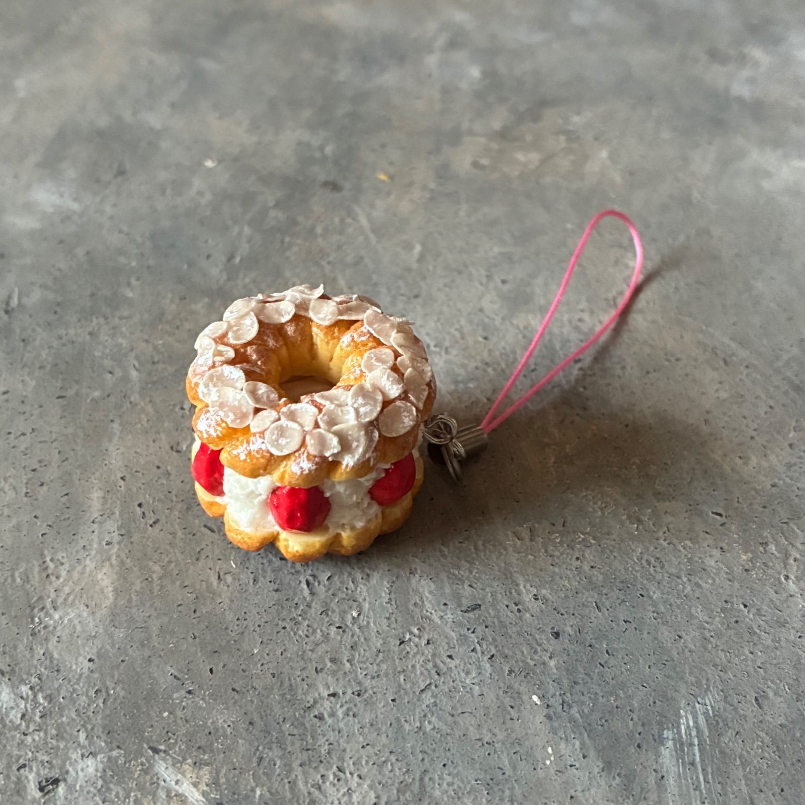 ドーナツキーホルダー いちご味 フェイクスイーツ 樹脂粘土