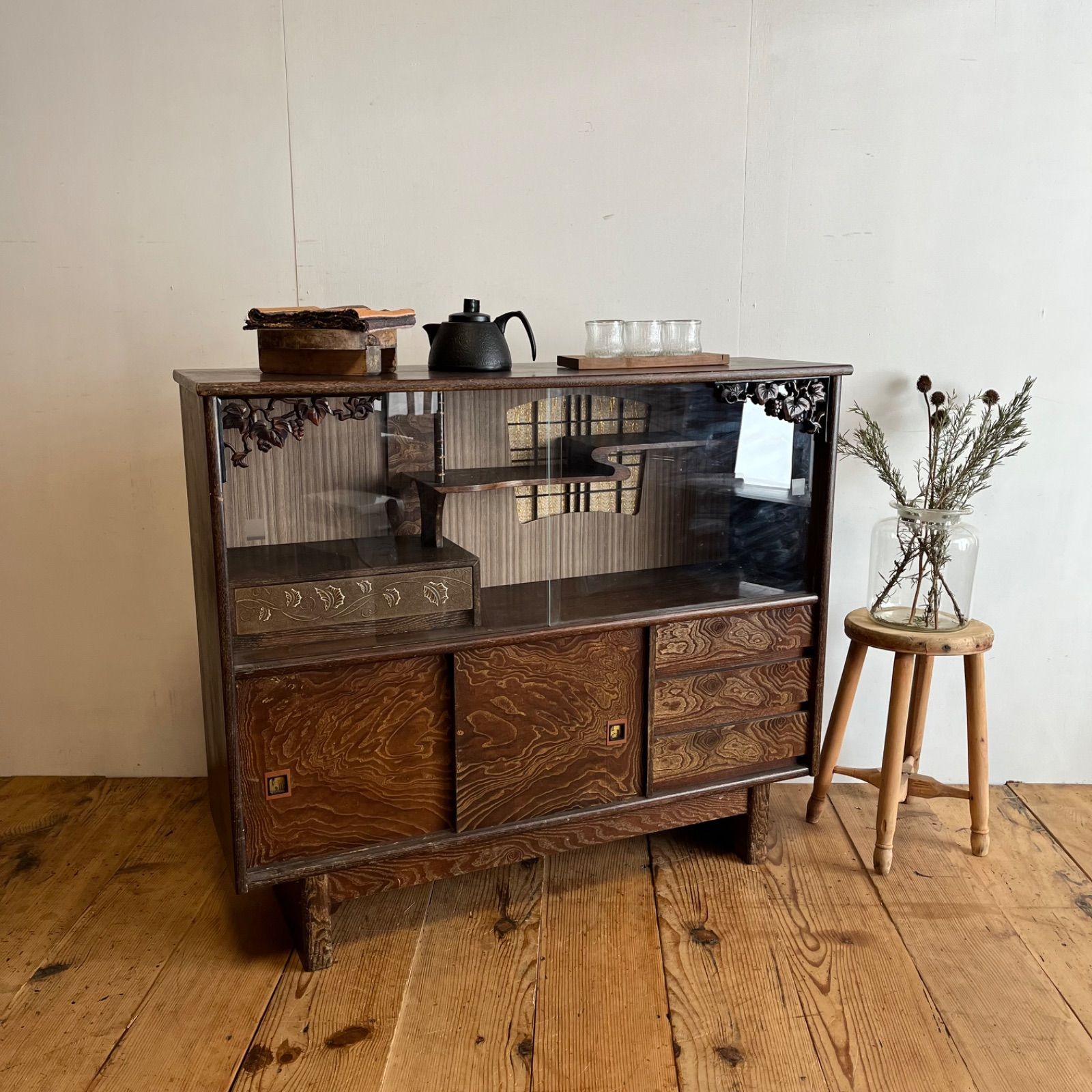 ヴィンテージ サイドボード キャビネット 食器棚 ガラス戸 レトロ y556