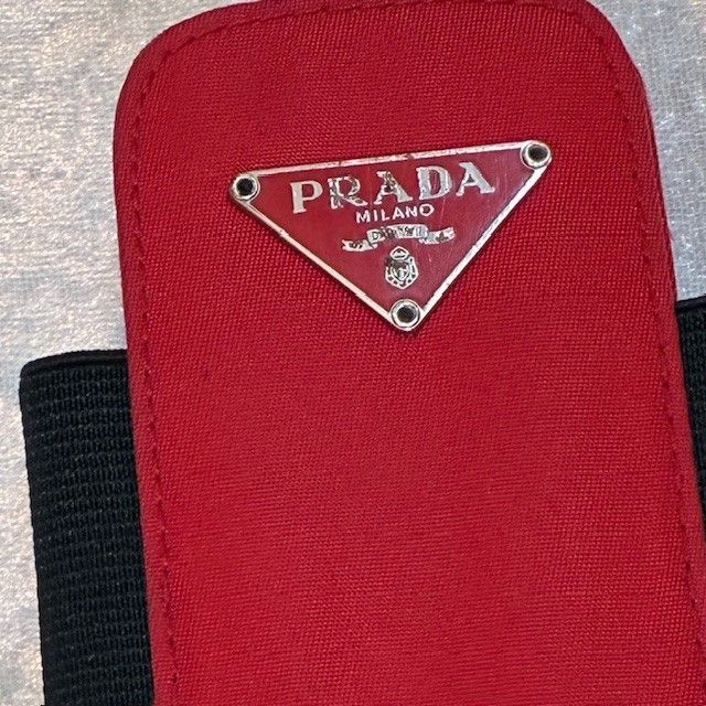 プラダ PRADA 三角ロゴプレート ナイロンアクセサリーストラップ