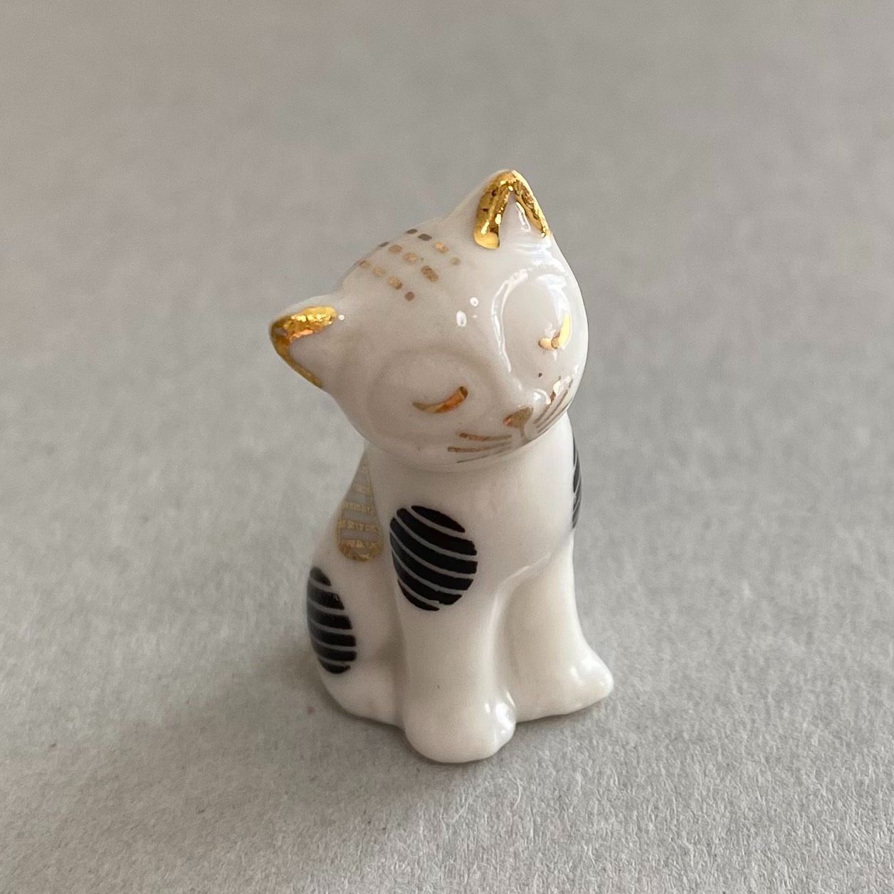 モダンな子猫のフェーブ／金彩／おすましポーズ／フランス雑貨／陶器
