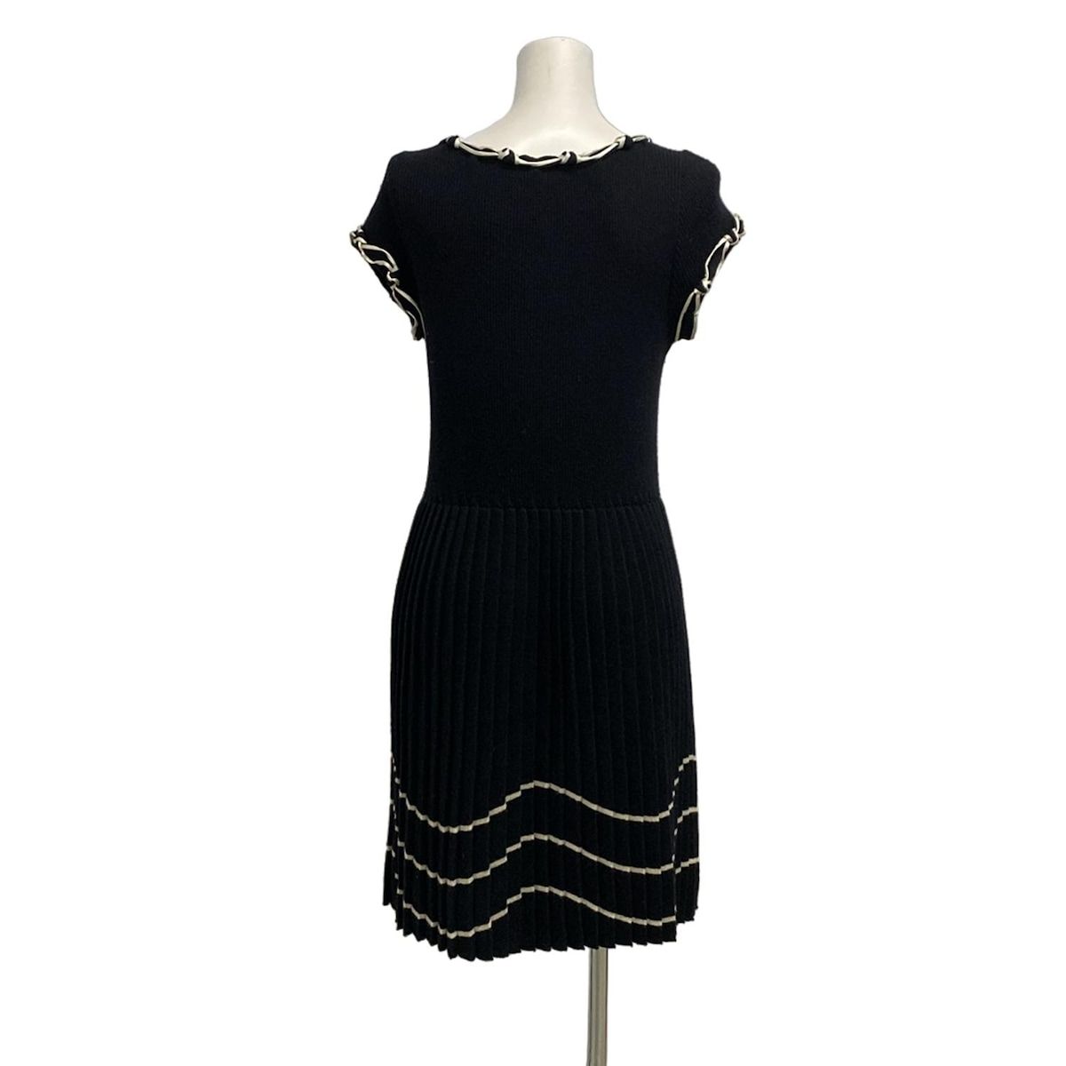 CHANEL 半袖ひざ丈ワンピース アイボリー/ブラック CHANEL 半袖ひざ丈ワンピース アイボリー/ブラック CHANEL（ひざ丈