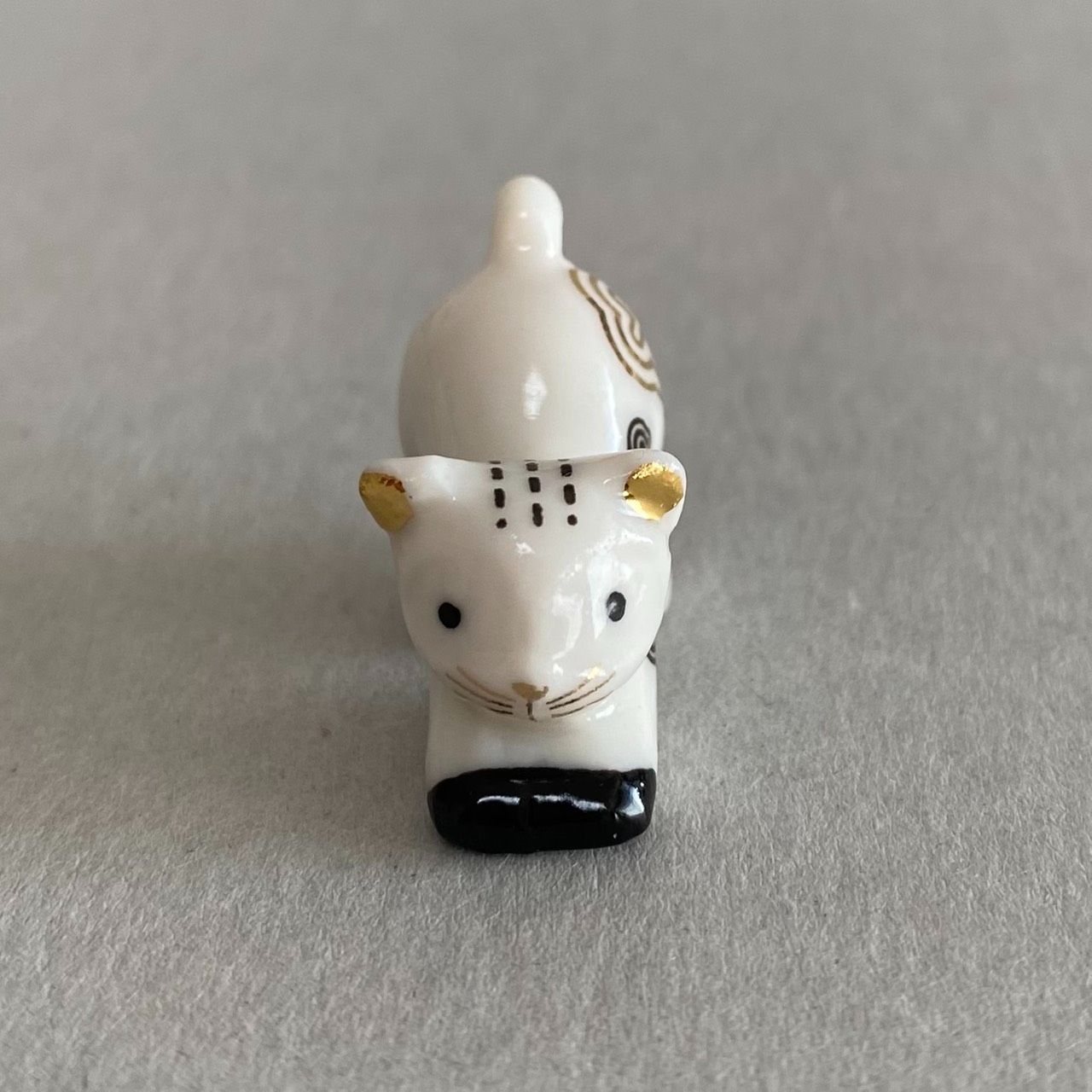 モダンな子猫のフェーブ／金彩／小さなハンターポーズ／フランス雑貨