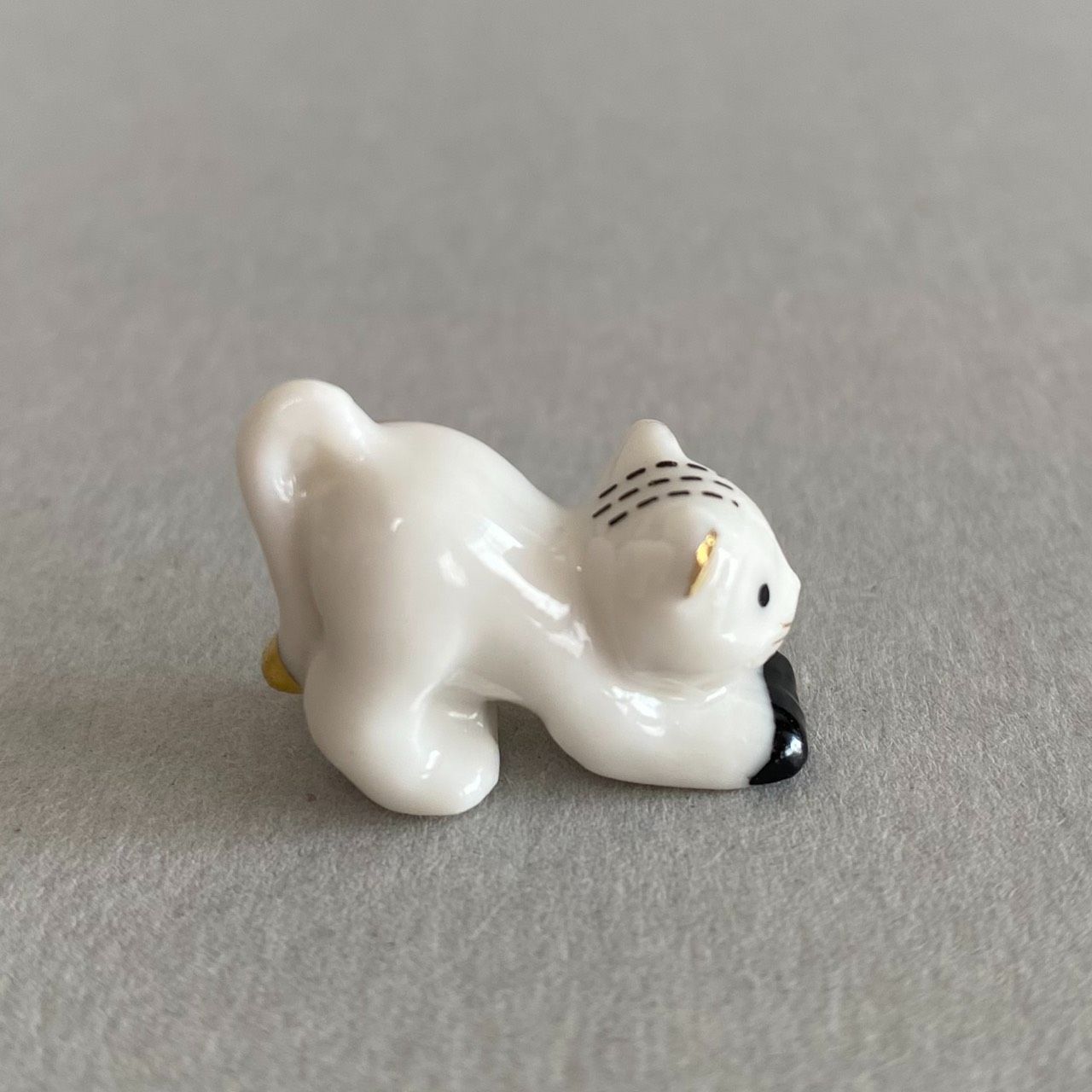 フランスのマルシェ　レア　フェーブ　ヴィンテージ　陶器　フランス　ミニチュア モダンな子猫のフェーブ／金彩／おやすみポーズ／フランス雑貨／陶器