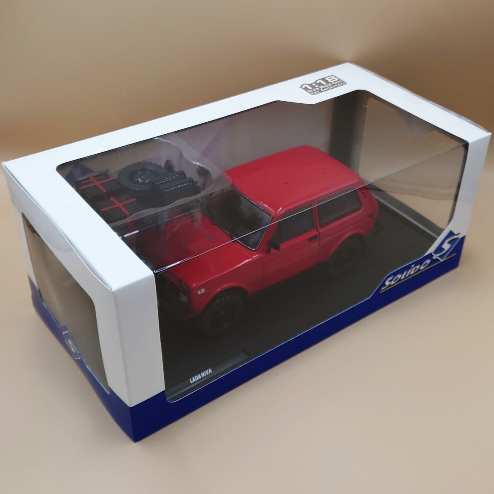1/18 ラーダ ニーヴァ V LADA 1980 レッド ソリド製ダイキャスト製