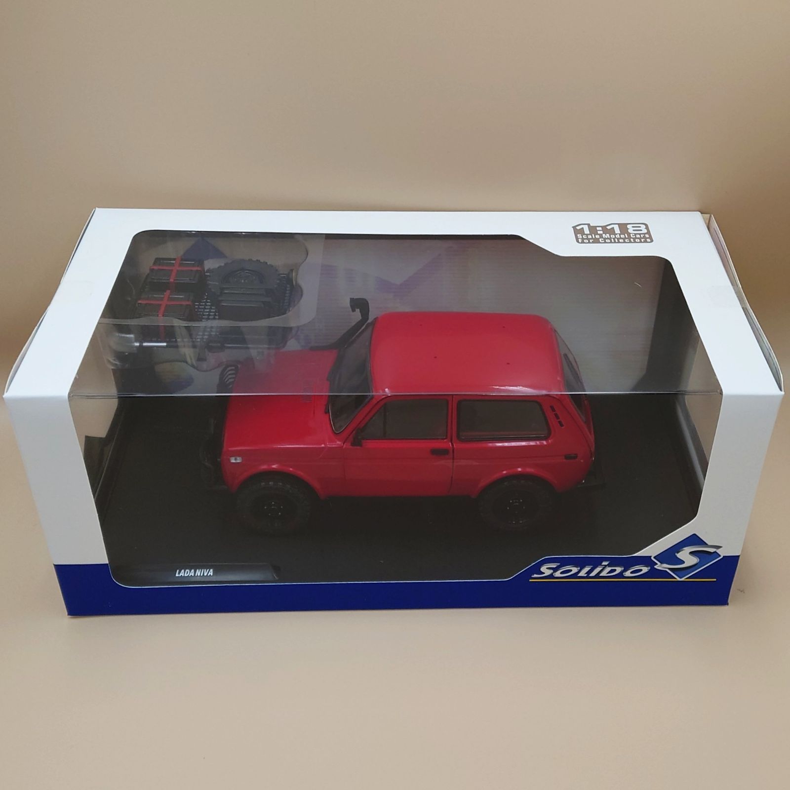 1/18 ラーダ ニーヴァ V LADA 1980 レッド ソリド製ダイキャスト製