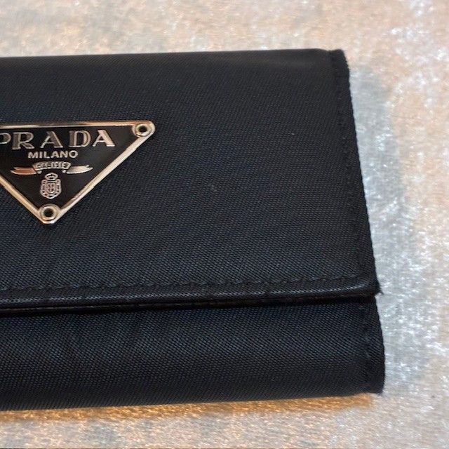 プラダ PRADA 三角ロゴプレート ブラックサフィアーノ ナイロンレザー