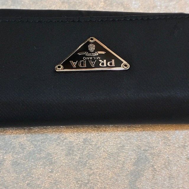 プラダ PRADA 三角ロゴプレート ブラックサフィアーノ ナイロンレザー