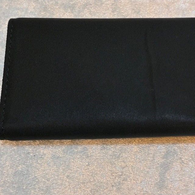 プラダ PRADA 三角ロゴプレート ブラックサフィアーノ ナイロンレザー