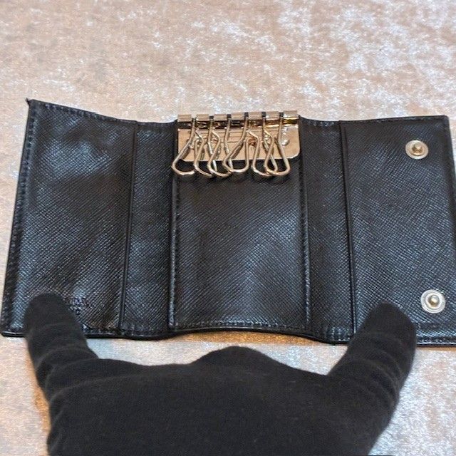 プラダ PRADA 三角ロゴプレート ブラックサフィアーノ ナイロンレザー