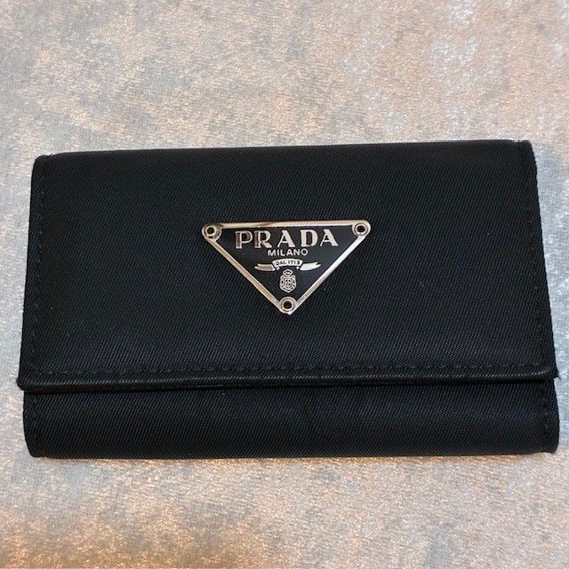プラダ PRADA 三角ロゴプレート ブラックサフィアーノ ナイロンレザー