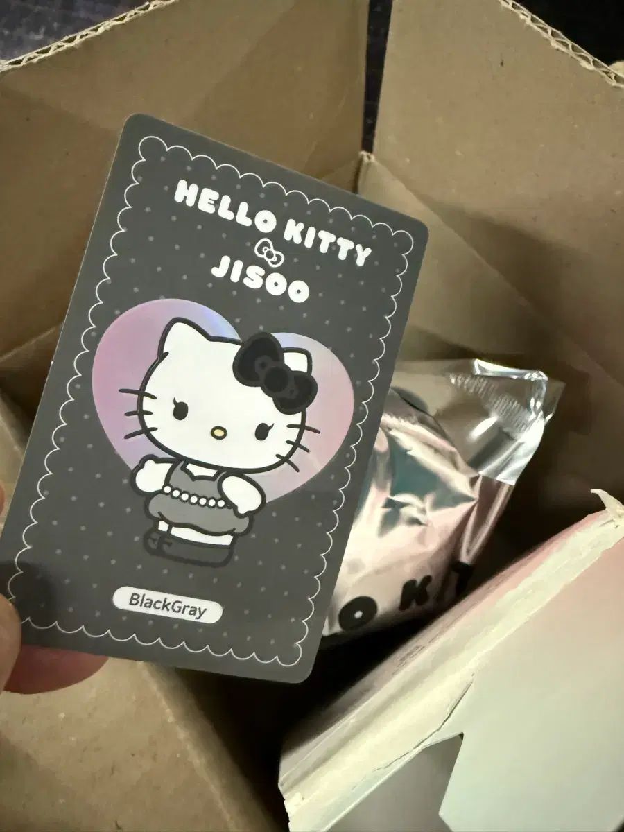ハローキティ×ジス(JISOO) PLUSHキーホルダー ブラックグレー ビニール