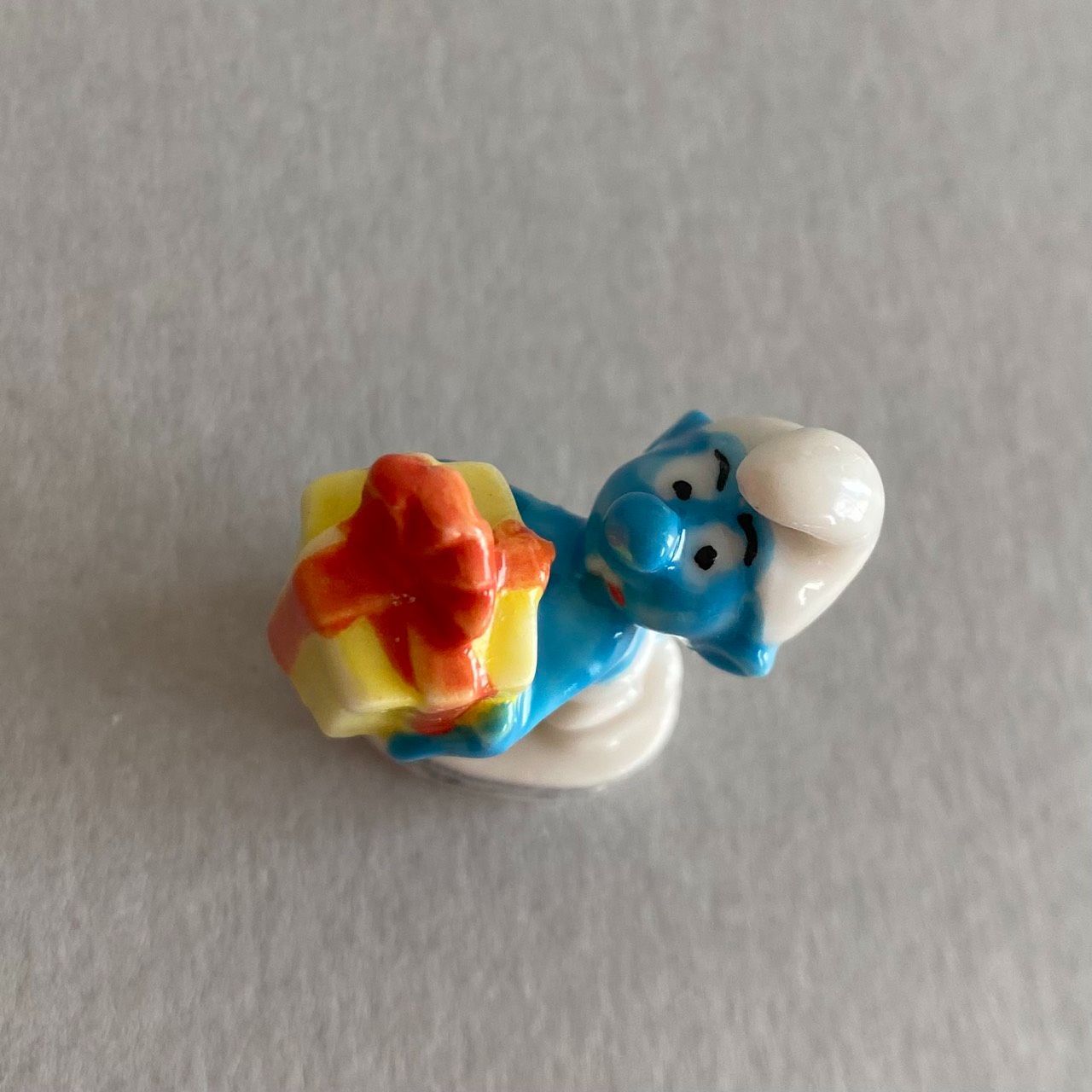 フランスのマルシェ　レア　フェーブ　ヴィンテージ　陶器　フランス　ミニチュア ギフトを運ぶスマーフのフェーブ／プレゼント／フランス雑貨／陶器