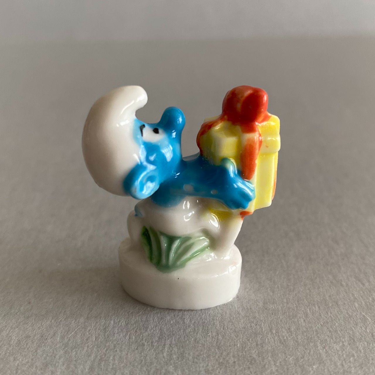 フランスのマルシェ　レア　フェーブ　ヴィンテージ　陶器　フランス　ミニチュア モダンな子猫のフェーブ／金彩／おやすみポーズ／フランス雑貨／陶器