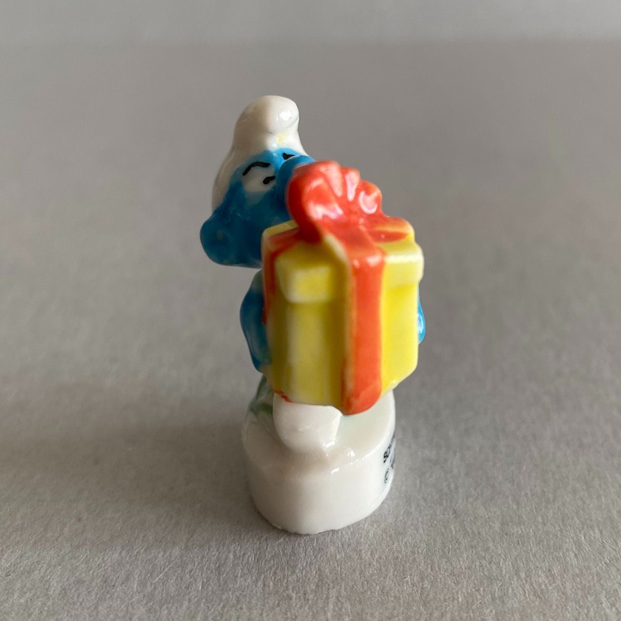 ギフトを運ぶスマーフのフェーブ／プレゼント／フランス雑貨／陶器
