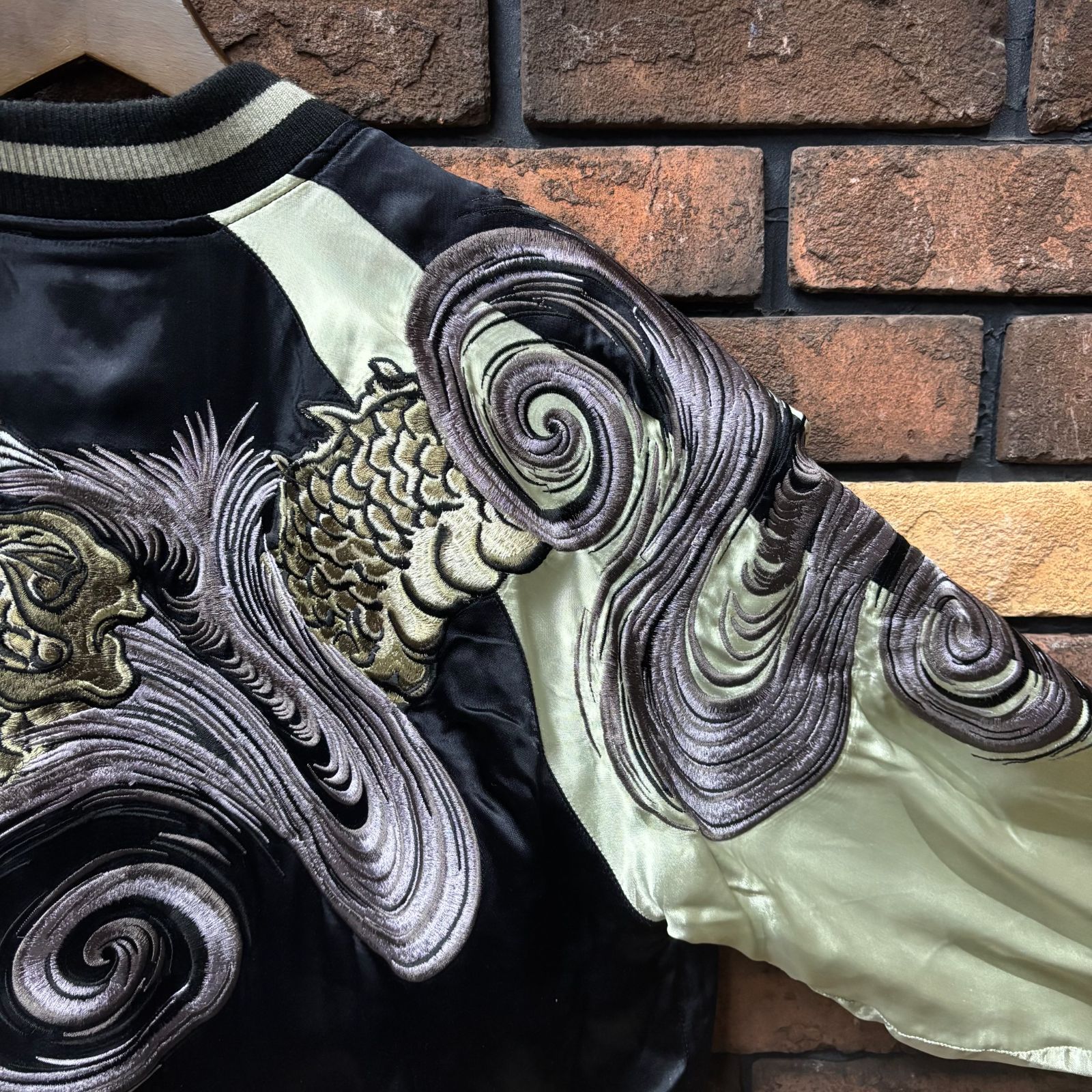 美品　花旅楽団 リバーシブル スカジャン 渦龍 和柄 刺繍　レーヨン 黒 L 美品 花旅楽団 リバーシブル スカジャン 渦龍 和柄 刺繍 レーヨン 黒 L 花