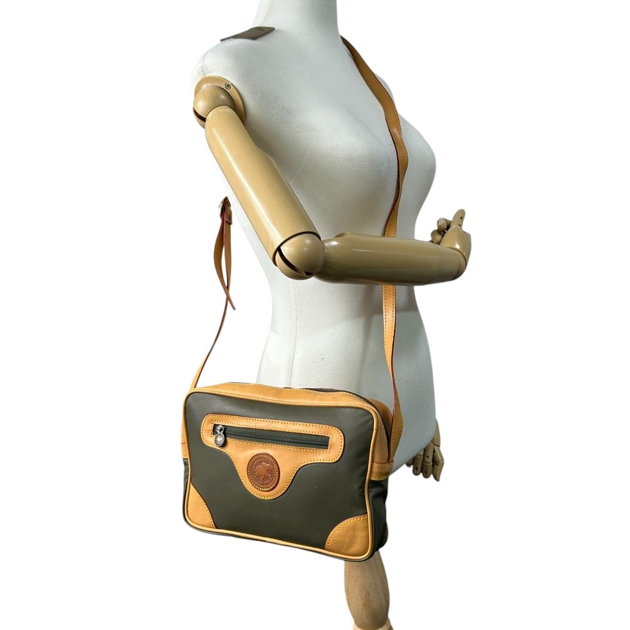 良品】ハンティングワールド HUNTING WORLD ショルダーバッグ 斜め掛け