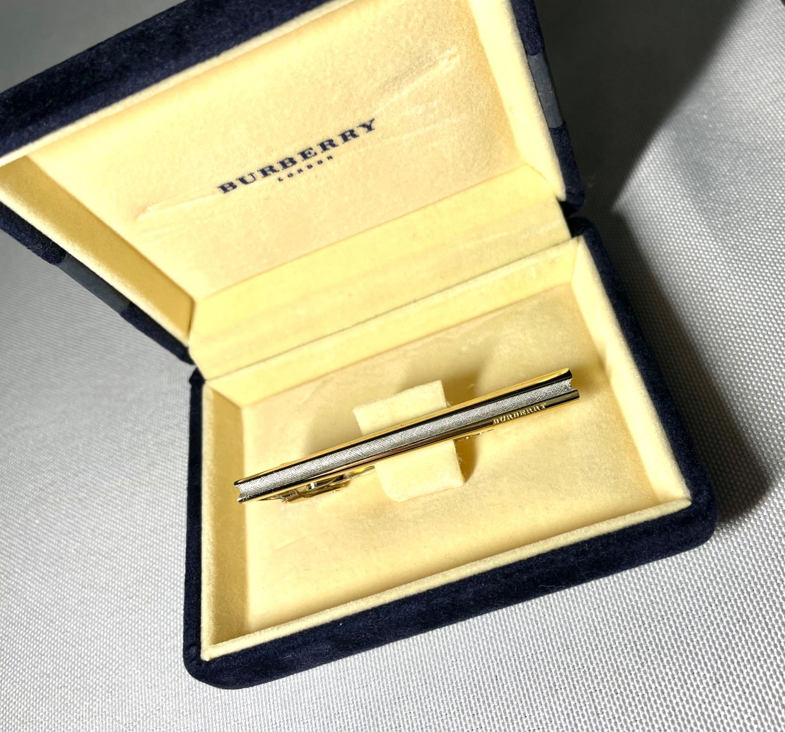 【美品】バーバリー ネクタイピン ロゴ刻印 シルバー ゴールド コンビ メンズ 美品 BURBERRY バーバリー ブランドロゴ文字 ゴールド&シルバー