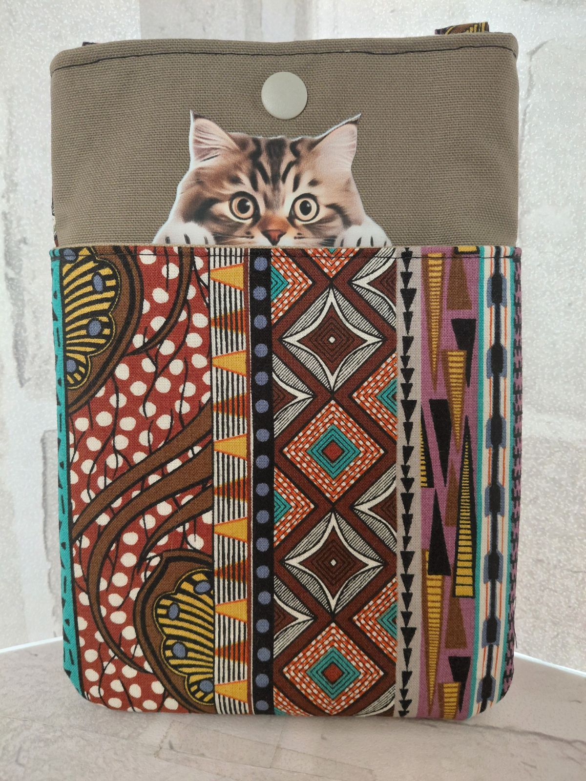 スマホポーチ　アフリカン×覗き猫 スマホポーチ 覗き猫② - メルカリ