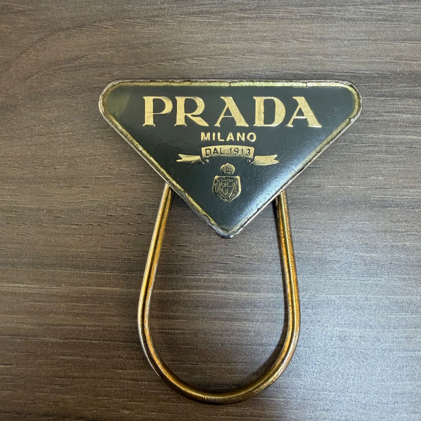 【新品】M285X 三角ロゴプレート キーリング バッグチャーム ブラック 新品】M285X 三角ロゴプレート キーリング バッグチャーム ブラック