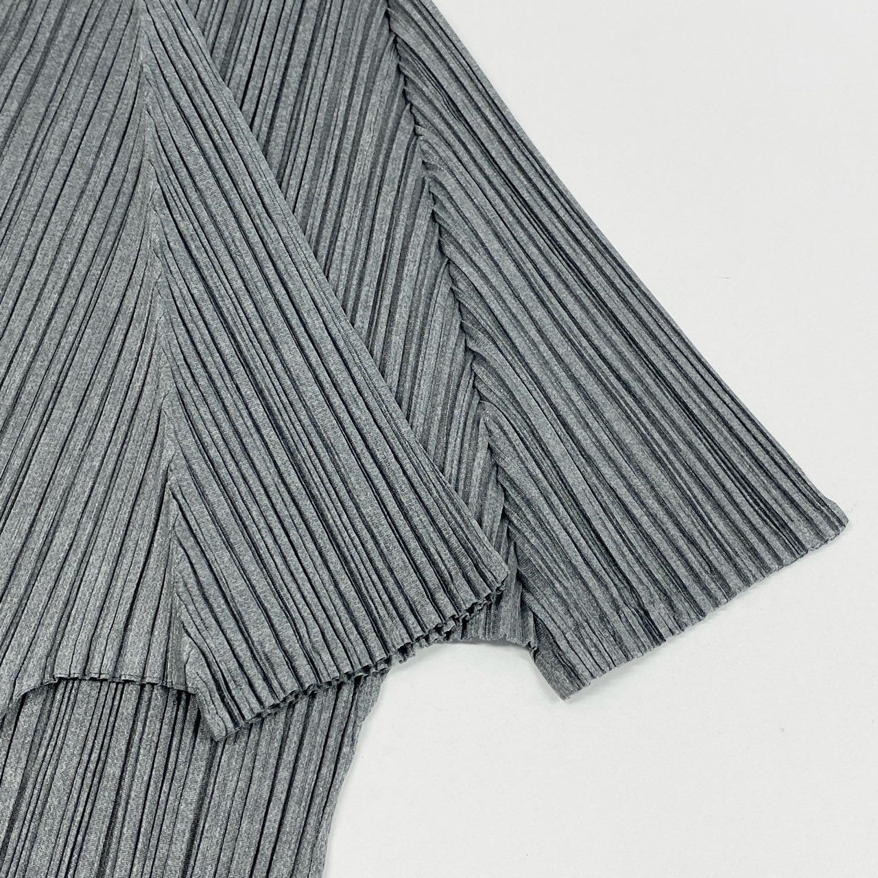 PLEATS PLEASEイッセイミヤケ　ハイネック　グレー　サイズ3 Pleats Please ハイネックトップス 半袖 ライトグレー サイズ3