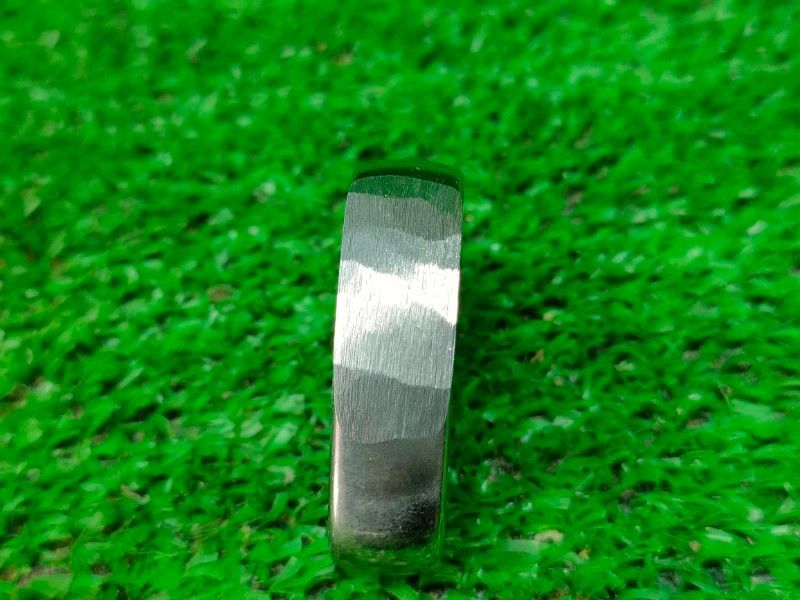 1点削ったような跡あり