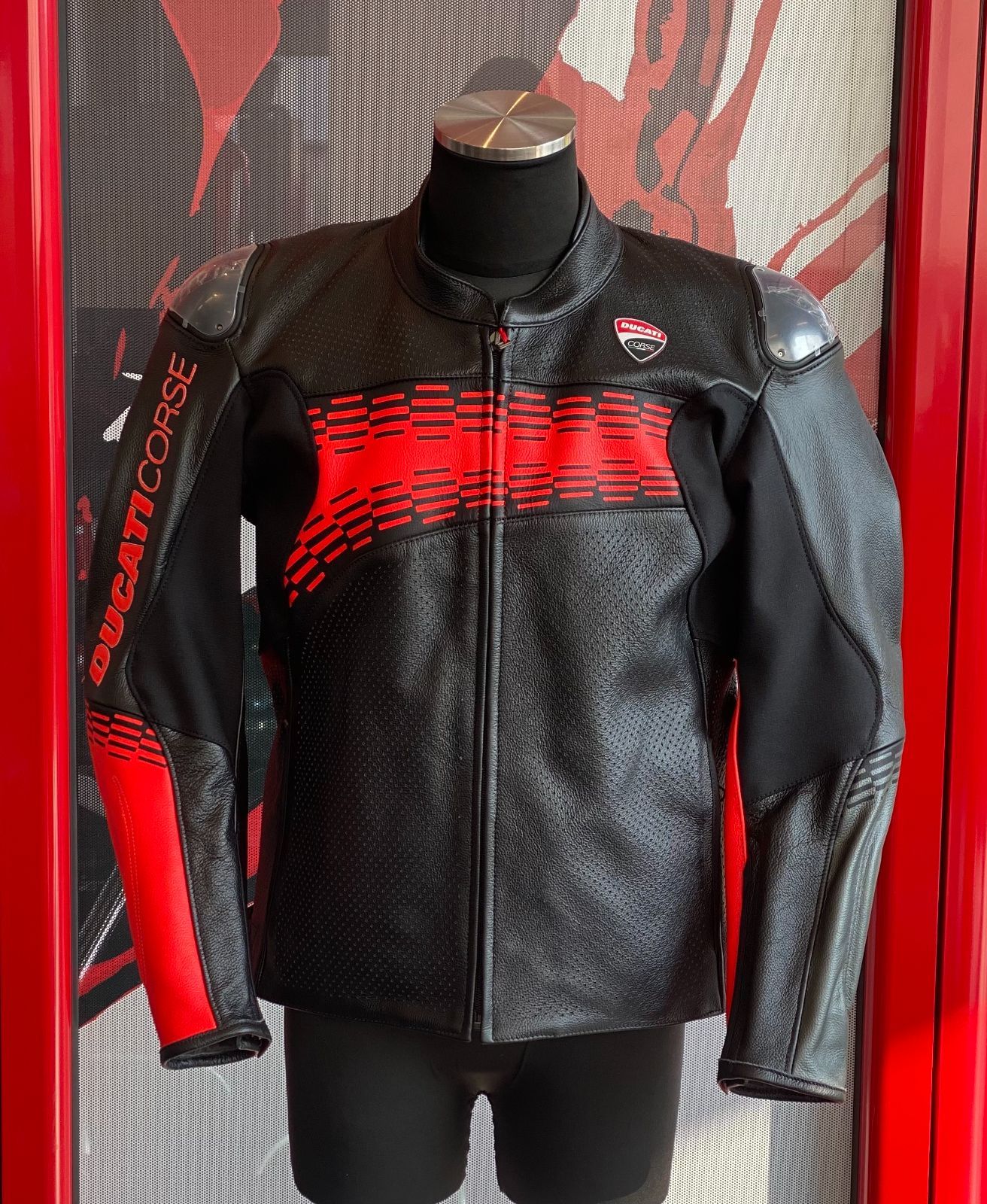 【新品】タグあり　DUCATI レザー　ライダースジャケット　48 ドゥカティ 新作レザージャケット サイズ48 新品未使用 - メルカリ