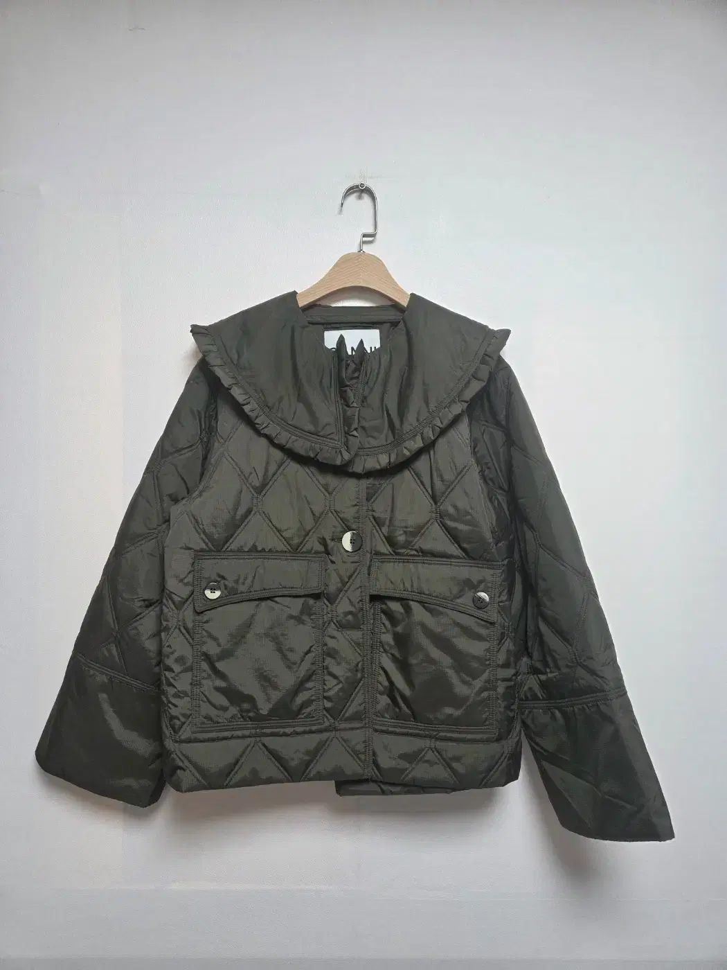 GANNI フリル キルティングジャケット size36 GANNI セーラーフリルカラー キルティングジャケット カーキ (M