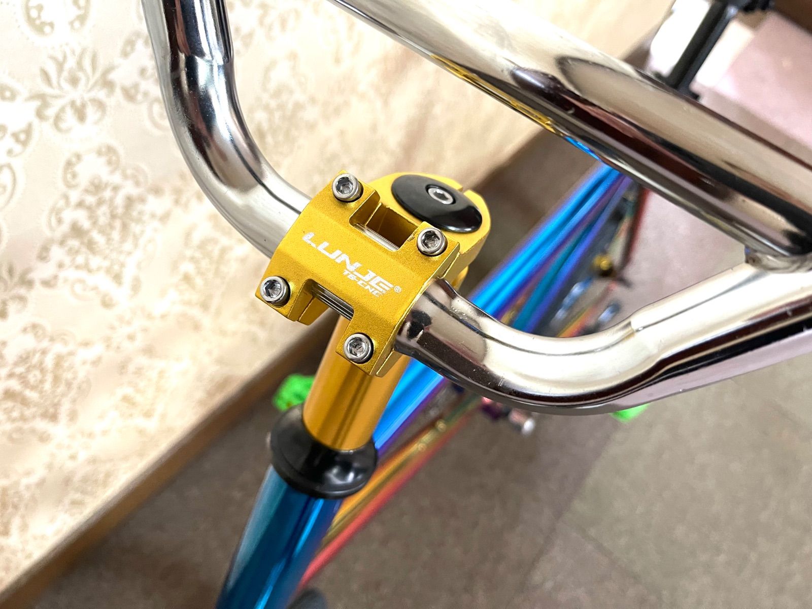 新品】送料無料 超軽量 多彩カラーシフト自転車ミニベロ 超軽量9.3キロ