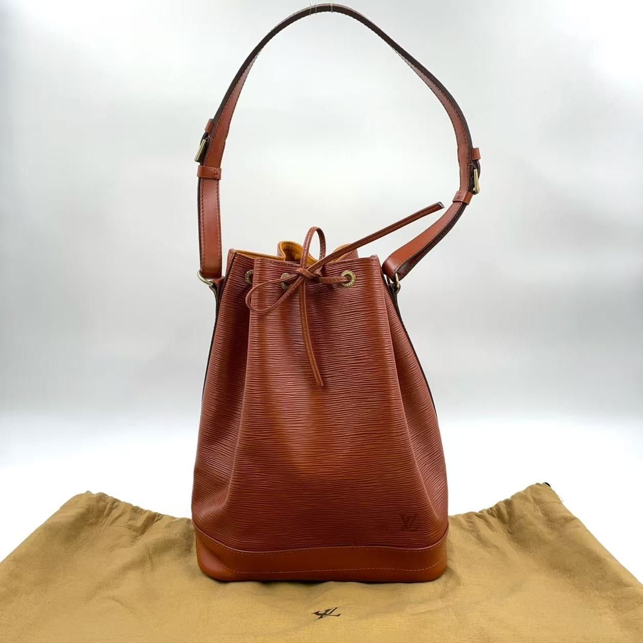 LOUIS VUITTON エピ　レザー バッグ LOUIS VUITTON ノエ エピ エピ ケニアブラウン レザー ブラウン