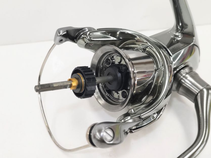 シマノ 18 STELLA ステラ 3000MHG（01）サーフ シーバス ヒラスズキ