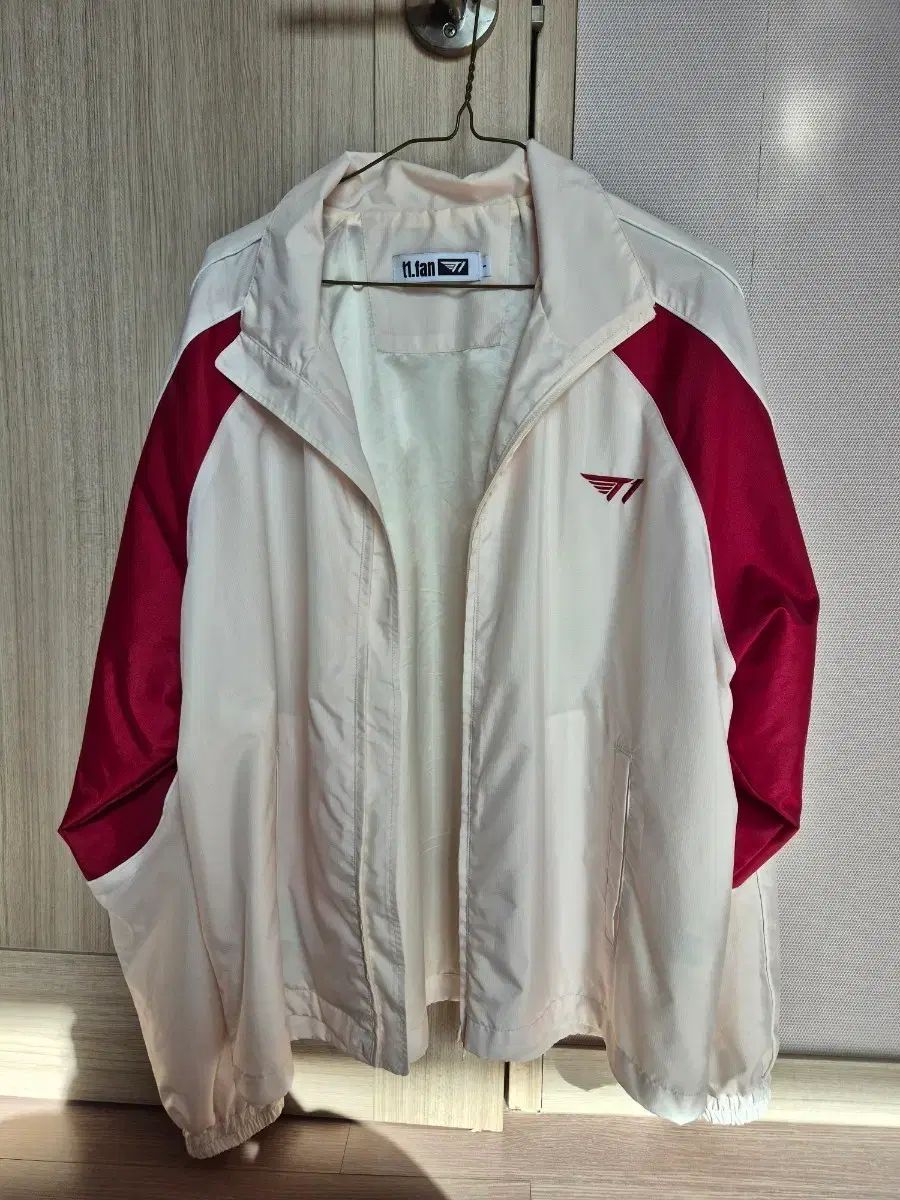 T 1 Tシャツ ウィンドブレーカー 2025 レッド アイボリー