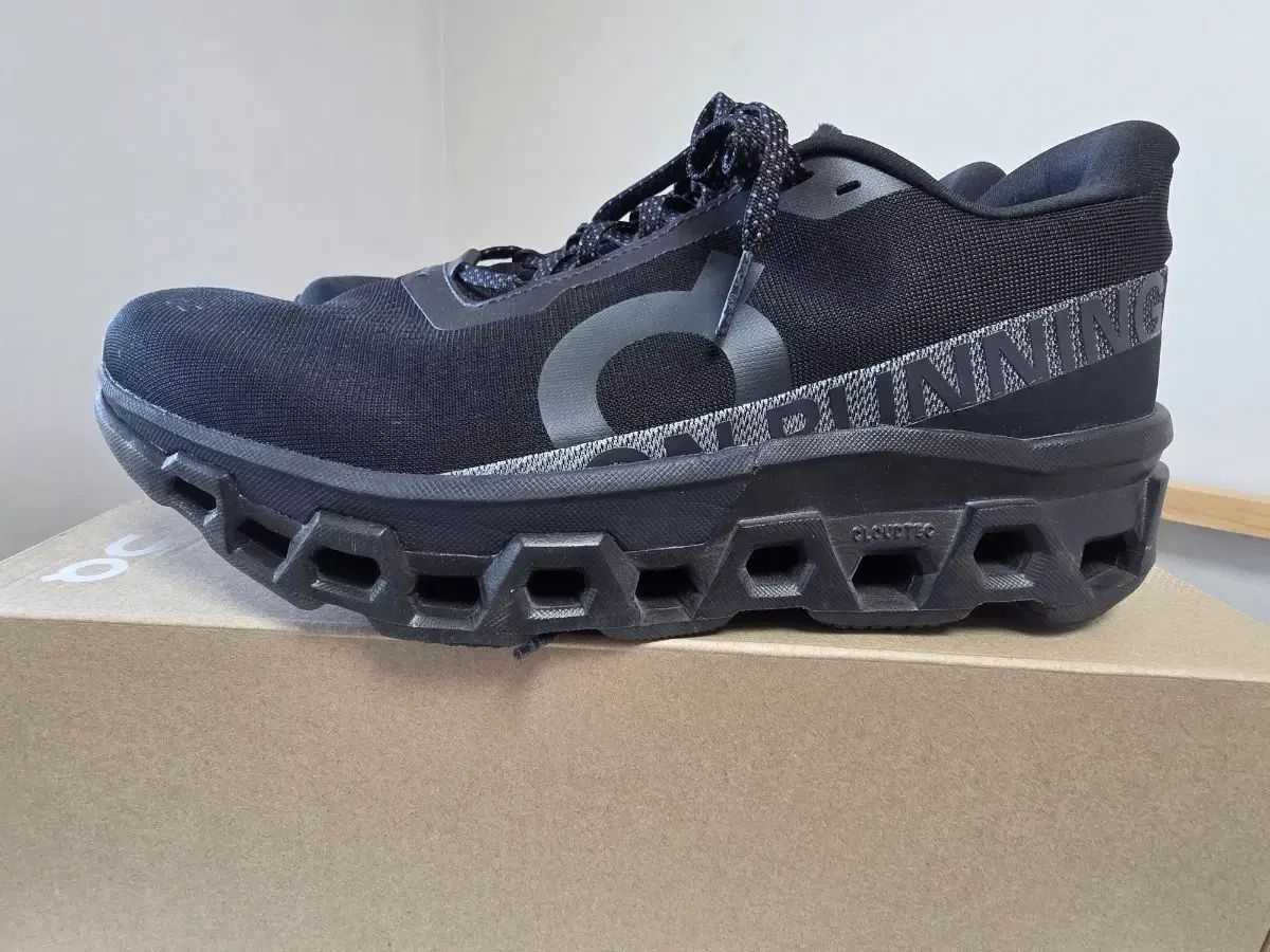 オンランニング クラウド ブラック