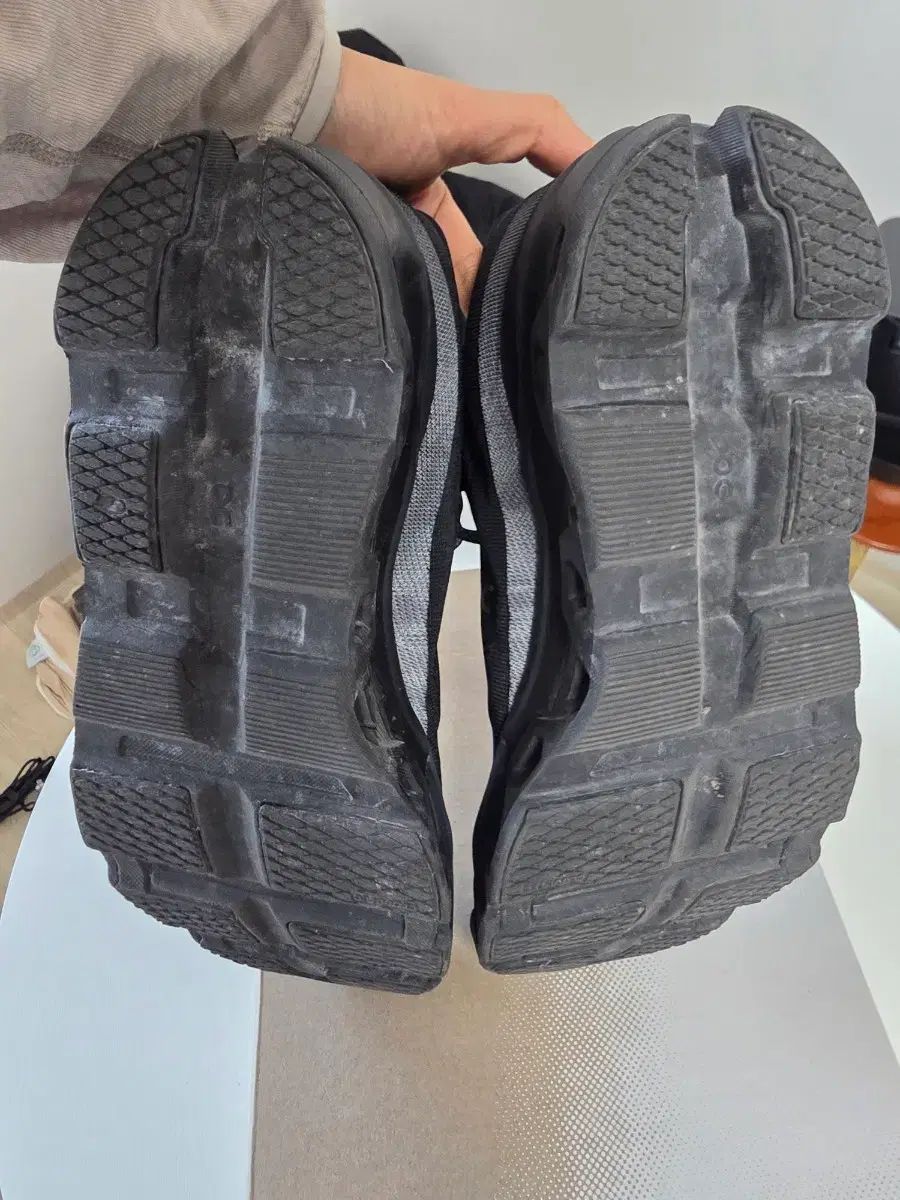  オンランニング クラウド ブラック 登山靴 トレッキングシューズ アウトドアシューズ