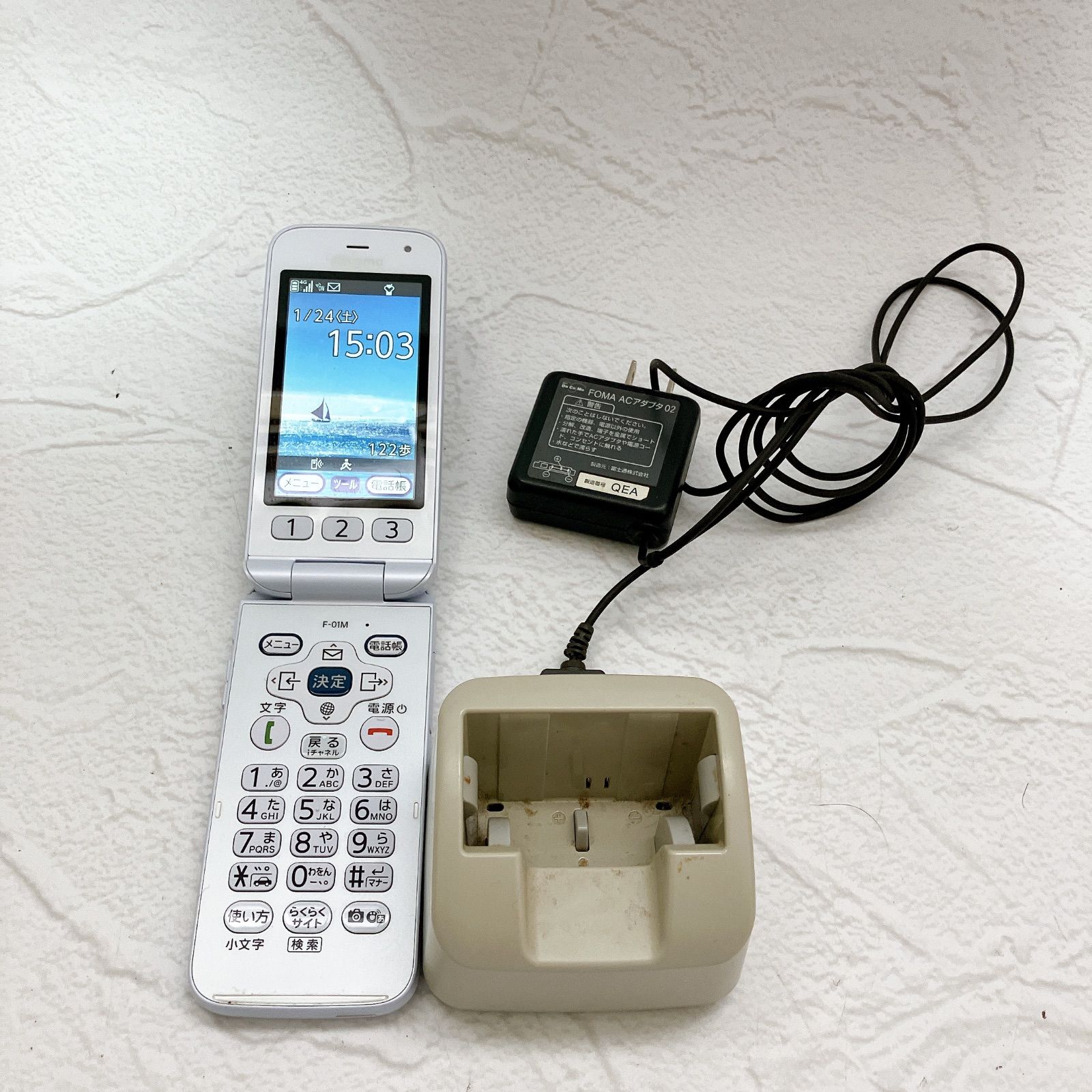 ガラホ　F-01M ホワイト 携帯電話 充電器付き らくらくホン docomo F-01M ホワイト 充電器付き ネットワーク利用制限