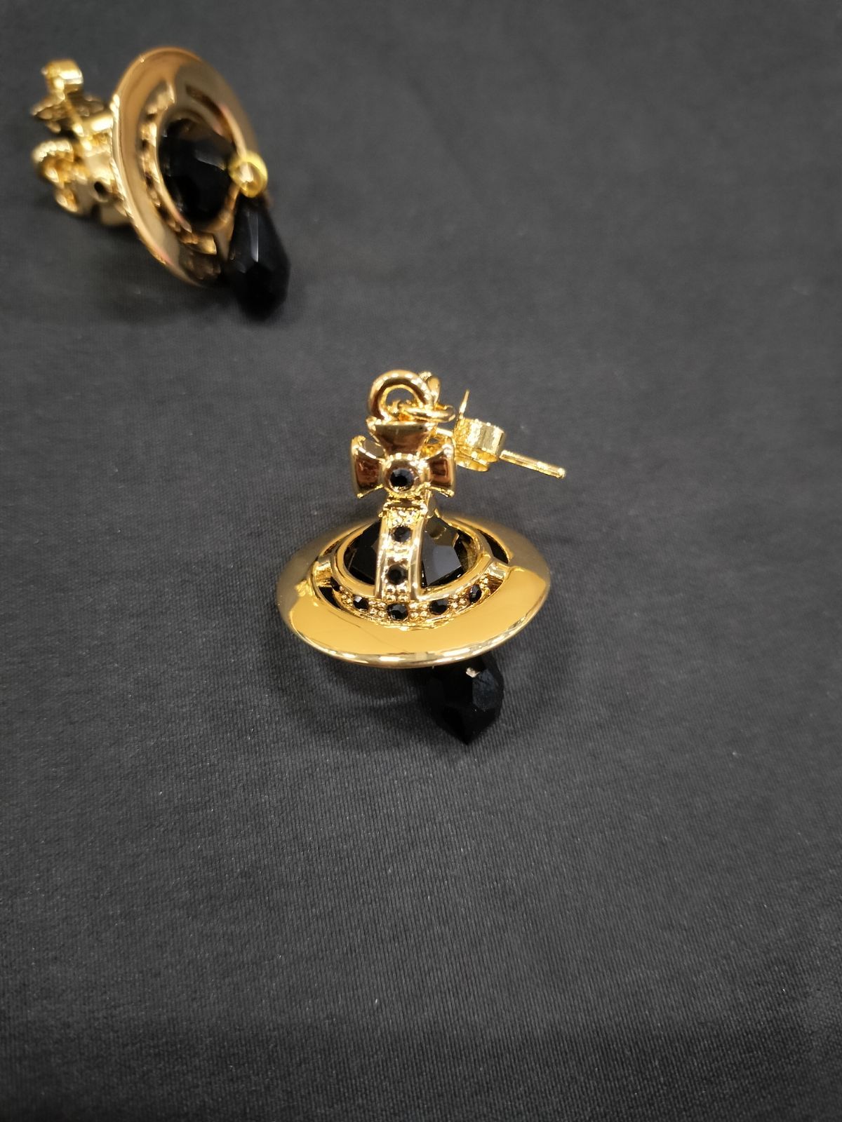 ヴィヴィアン クリスタル ドロップ ピアス 2601242 - メルカリ