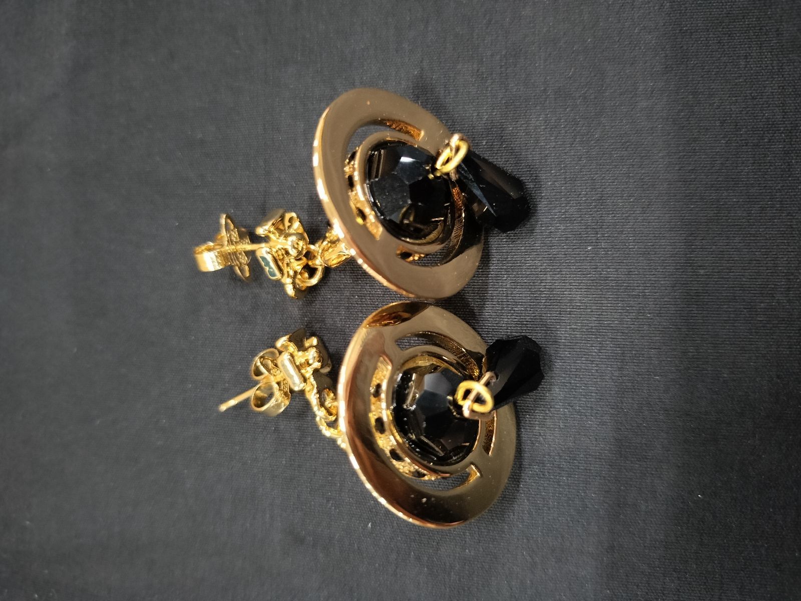 ヴィヴィアン クリスタル ドロップ ピアス 2601242 - メルカリ