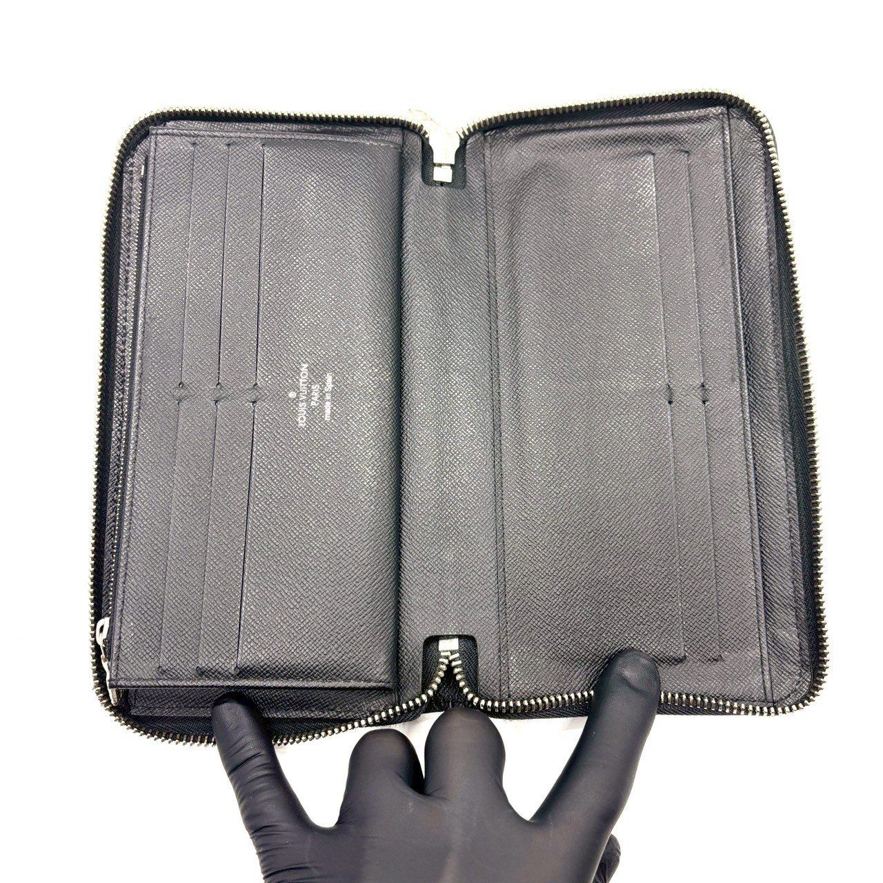 仕事が整う黒】 LOUIS VUITTON 長財布 エピ ラウンドファスナー 16